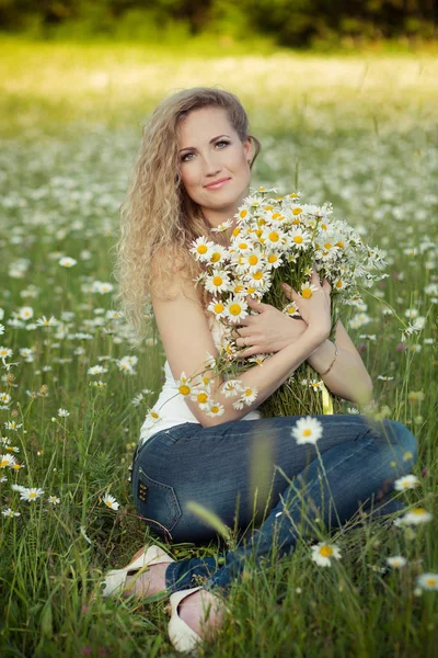 Красивая женщина с милой дочерью на ромашке поле — стоковое фото