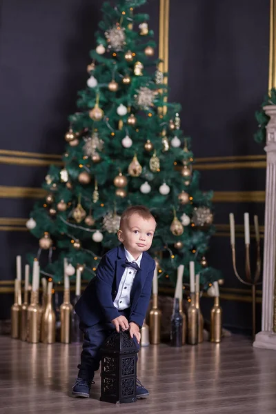 Retrato de mãe feliz e bebê adorável comemorar o Natal. Férias de Ano Novo. Criança com a mãe no quarto festivamente decorado com árvore de Natal e decorações. — Fotografia de Stock