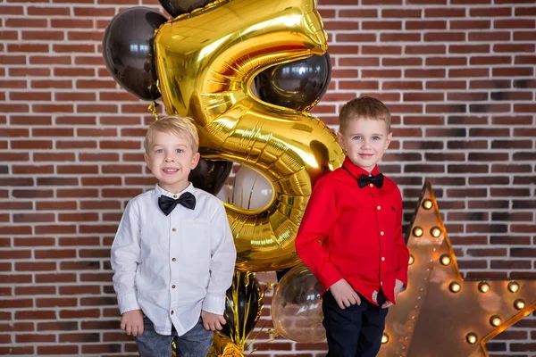 Crianças bonitas, meninos comemorando aniversário e soprando velas em bolo cozido em casa, em casa. Festa de aniversário para irmãos crianças. Gêmeos felizes sobre presentes e frirework — Fotografia de Stock