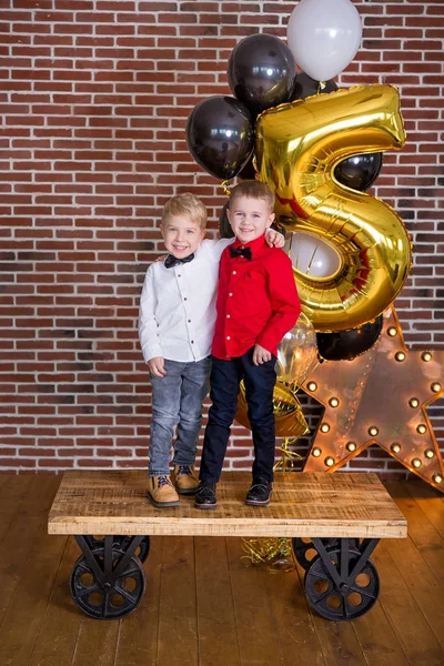 Crianças bonitas, meninos comemorando aniversário e soprando velas em bolo cozido em casa, em casa. Festa de aniversário para irmãos crianças. Gêmeos felizes sobre presentes e frirework — Fotografia de Stock