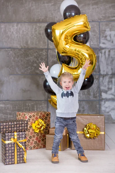 Güzel çocuk, doğum günü kutluyor ve mum ev yapımı üzerinde üfleme küçük çocuklar, kapalı pasta. Kardeşler çocuklar için doğum günü partisi. Hediyeler ve frirework mutlu İkizler