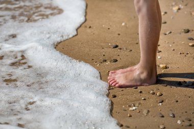 Baba ve oğul plaj gün anda oynamak. Dostu aile kavramı.