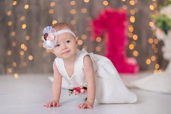 feliz cumpleaños niña de 2 años con vestido rosa. pastel blanco