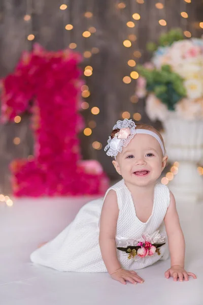 feliz cumpleaños niña de 2 años con vestido rosa. pastel blanco