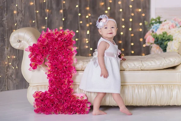 Menina Sorridente Menina 5-6 Anos Segurando Balão Estrela Dourada E Bolo  Rosa Sentado No Chão Na Sala. Vestindo Vestido De Princesa Azul. Olhando  Para A Câmera. Festa De Aniversário. Celebração. Foto Royalty