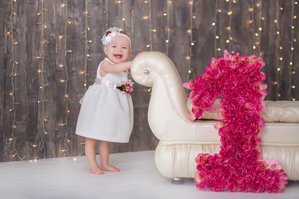 귀여운 아기 소녀 1-2 년 된 앉아 화이트 이상의 방에 핑크 풍선 바닥에. 격리. 생일 파티입니다. 축 하입니다. 생일 아기, 소녀 그룹 공. 플레이 룸. — 스톡 사진