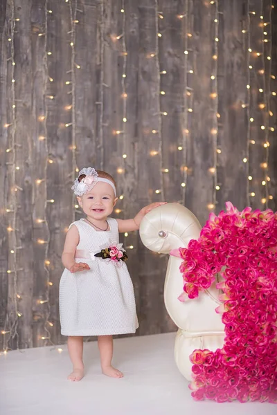 Schattige baby meisje 1-2 jaar oude vergadering op verdieping met roze ballonnen in de kamer over de wit. Geïsoleerd. De partij van de verjaardag. Viering. Gelukkige verjaardag baby, meisje met bal van de groep. Speelkamer. — Stockfoto