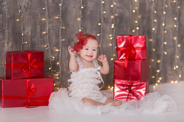 귀여운 아기 소녀 1-2 년 된 앉아 화이트 이상의 방에 핑크 풍선 바닥에. 격리. 생일 파티입니다. 축 하입니다. 생일 아기, 소녀 그룹 공. 플레이 룸. — 스톡 사진