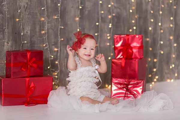 Menina bonito 1-2 anos sentada no chão com balões cor-de-rosa no quarto sobre branco. Isolado. Festa de aniversário. Celebração. Feliz aniversário, menina com bola de grupo. Sala de jogos . — Fotografia de Stock