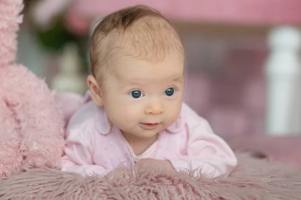 Imádnivaló baba lány rózsaszín ruhás portréja — Stock Fotó