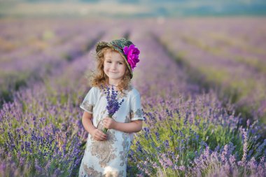 Genç güzel kız harika elbise ve şapka bir hafta sonu gün lavanta sahada yürüyüş.