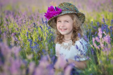 Genç güzel kız harika elbise ve şapka bir hafta sonu gün lavanta sahada yürüyüş.