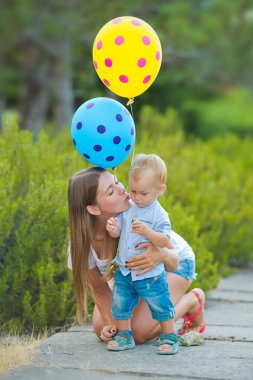 mutlu anne ile oğlu parkta oynarken