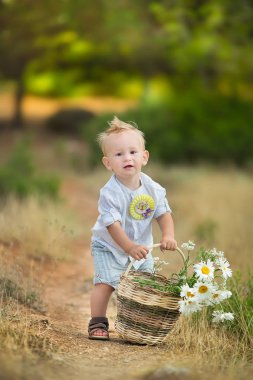 mutlu anne ile oğlu parkta oynarken