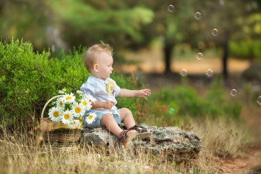 mutlu anne ile oğlu parkta oynarken