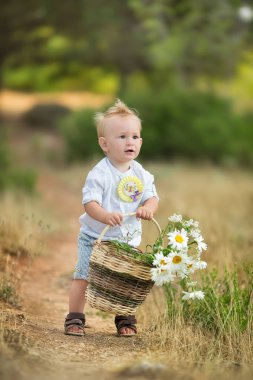 mutlu anne ile oğlu parkta oynarken