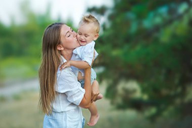 mutlu anne ile oğlu parkta oynarken