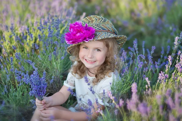 주말 하루 멋진 드레스와 모자에 라벤더 필드에 걷는 아름 다운 소녀. — 스톡 사진