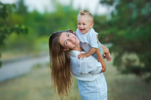 Mutlu anne ile oğlu parkta oynarken — Stok fotoğraf