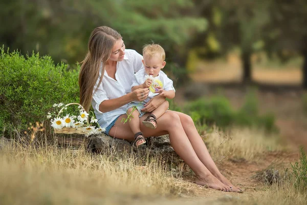 Glückliche Mutter spielt mit ihrem Sohn im Park — Stockfoto