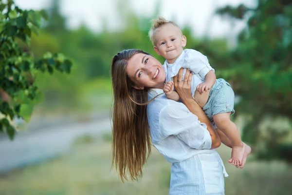 Glückliche Mutter spielt mit ihrem Sohn im Park — Stockfoto