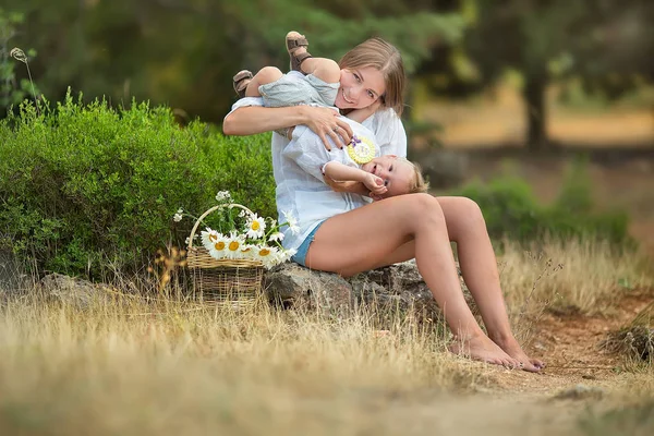 Glückliche Mutter spielt mit ihrem Sohn im Park — Stockfoto