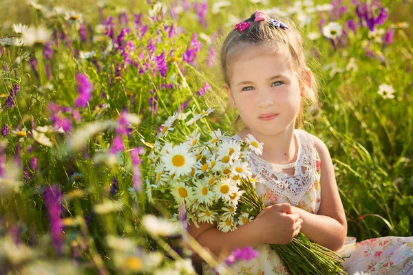 Mom and daughter on a picnic in the chamomile field. Two beautiful blondes in chamomile field on a background of horse. Mother and daughter embracing in the chamomile field — Stock Photo, Image