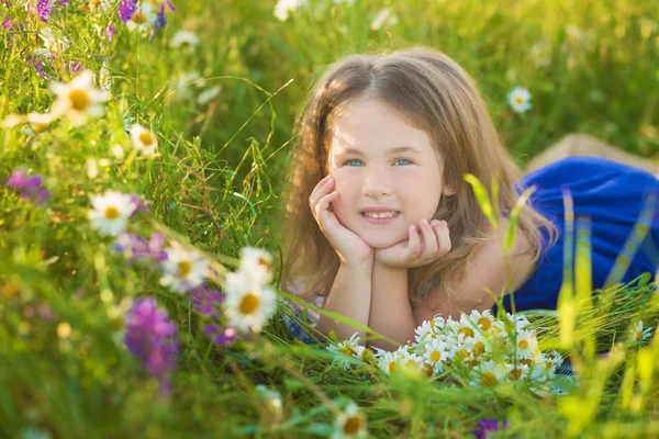 Мама і дочка на пікнік у полі ромашки. Дві блондинки красиві в ромашка полі на тлі коня. Мати і дочка, підтримуючи в полі ромашки — стокове фото