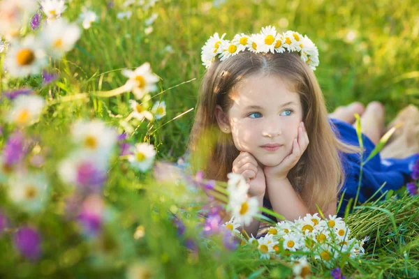 Mamma och dotter på picknick i fältet kamomill. Två vackra blondiner i kamomill fält på en bakgrund av häst. Mor och dotter omfamnar i fältet kamomill — Stockfoto