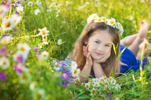 Mom and daughter on a picnic in the chamomile field. Two beautiful blondes in chamomile field on a background of horse. Mother and daughter embracing in the chamomile field — Stock Photo, Image