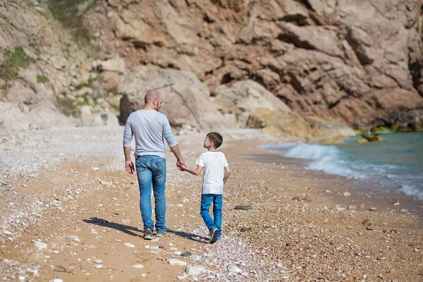 Feliz padre e hijo jugando juntos en la playa — Foto de Stock