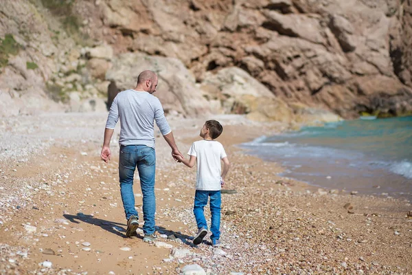 Feliz padre e hijo jugando juntos en la playa — Foto de Stock