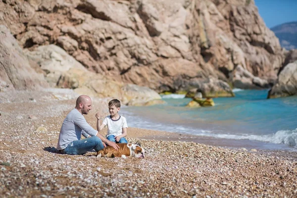 Feliz padre e hijo jugando juntos en la playa — Foto de Stock