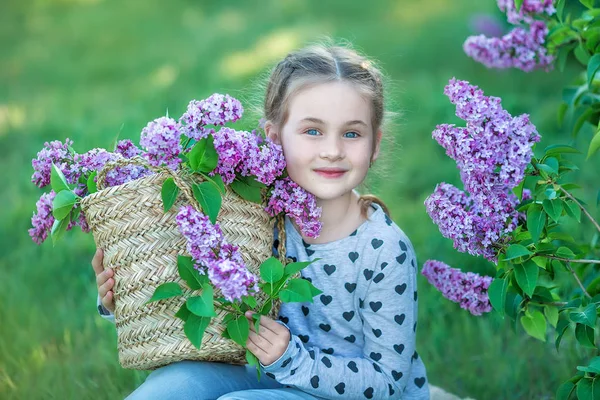 Mosolygós Kislány Aranyos Szőke Gyermek Évben Egy Egy Csokor Kezében — Stock Fotó