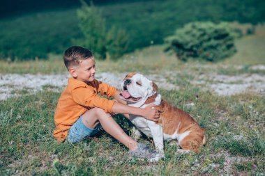 Boğa köpek dağlarda alanıyla üzerinde çalışan çocuk