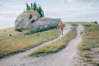 Boğa köpek dağlarda alanıyla üzerinde çalışan çocuk