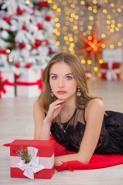 Schönheit Mode Frau Weihnachten Hintergrund Neujahr Baum. Mode-Stil sexy Mädchen. hinreißende Frau im Luxuskleid auf der Weihnachtsfeier. Luxusleben. Dame im Retro-Stil — Stockfoto