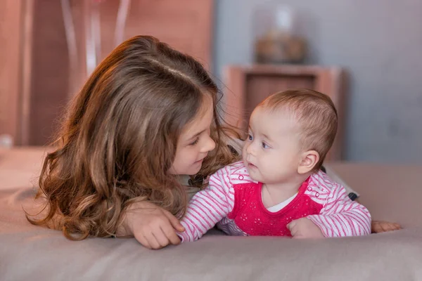 Jolie Petite Fille Celebrant Le Jour De La Naissance Ensemble Pres De Ballons Rouges Belle Scene De Bebe Sur Canape Divan Avec Des Cadeaux Et Des Ballons Rouges Heppins Lumiere