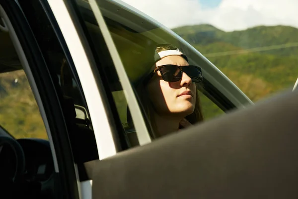 Mujer en gafas de sol sentada en coche —  Fotos de Stock