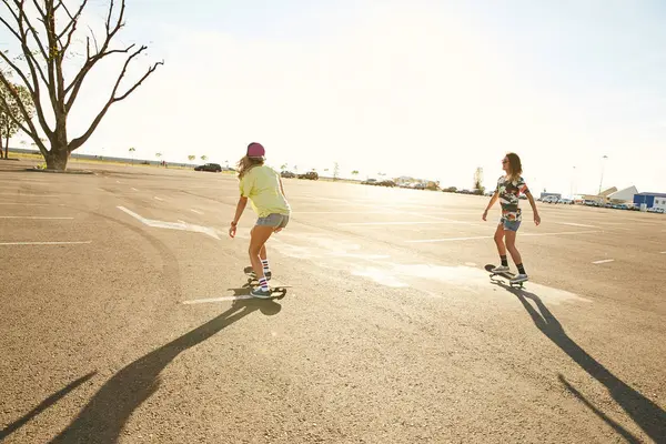 Women riding on skateboards — Stock Photo, Image
