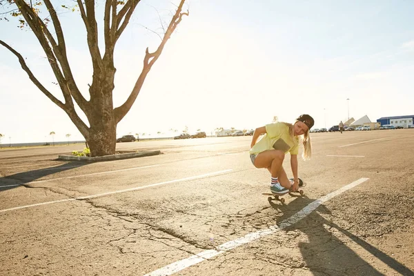 Woman doing trick on skateboard — Stock Photo, Image