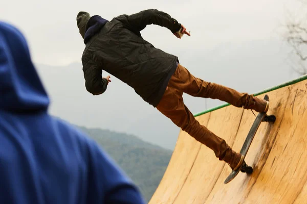 Homem patinando na rampa — Fotografia de Stock