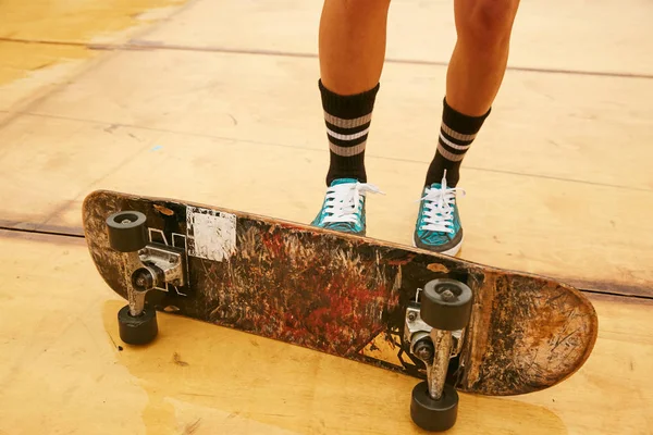 Frau zeigt Tricks mit Skateboard — Stockfoto