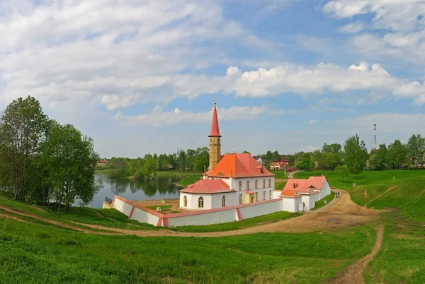 Palácio Priorado em um dia de verão na margem do lago Negro, Gatchina, São Petersburgo — Fotografia de Stock