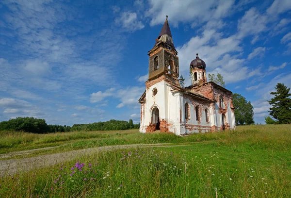 Tanrı'nın annesi Kazan simgesini Kilisesi. Beyaz dağ