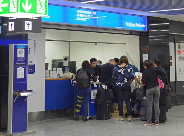 ФРАНКФУРТ АМ МАЙН, ГЕРМАНИЯ - 03 ДЕКАБРЯ 2017: Пункт возврата налогов "Tax Free" в аэропорту
