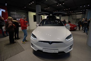 Frankfurt Am Main, Almanya - 02 Aralık 2017: araba Tesla X showroom
