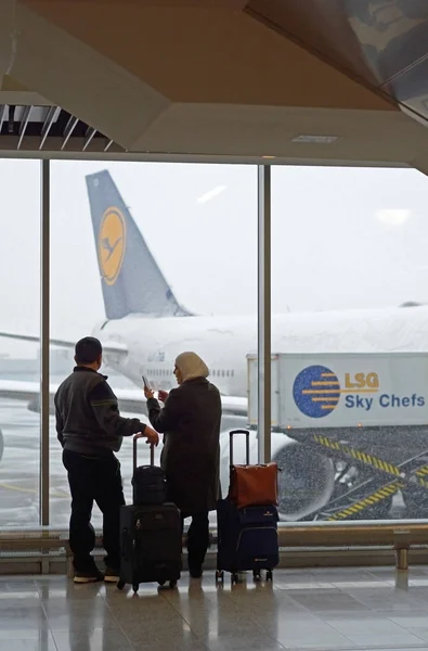 Frankfurt Main Alemania Diciembre 2017 Los Pasajeros Esperan Salida Aeropuerto — Foto de Stock