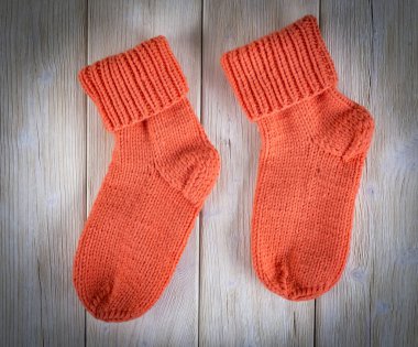 Beyaz ahşap arka planda turuncu Yün çorap