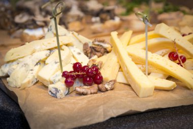 Çilek ve fındık ile servis Peynir tabağı 